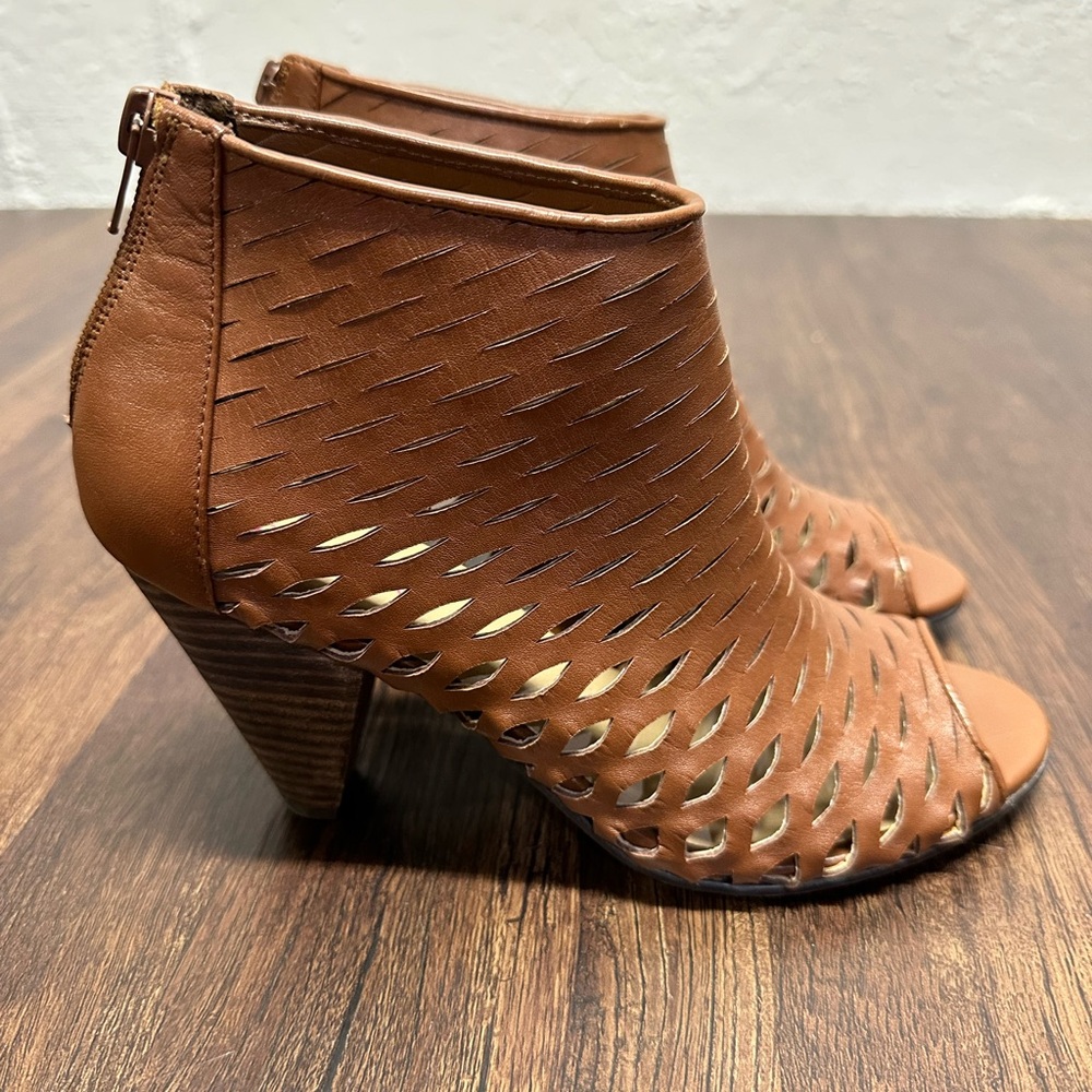 NWT Tesori heels women’s size 7.5